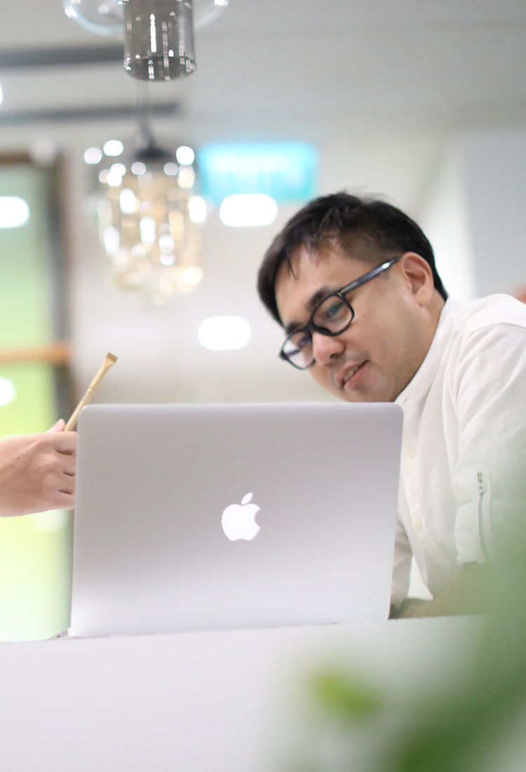 About_us_Singapore_Team